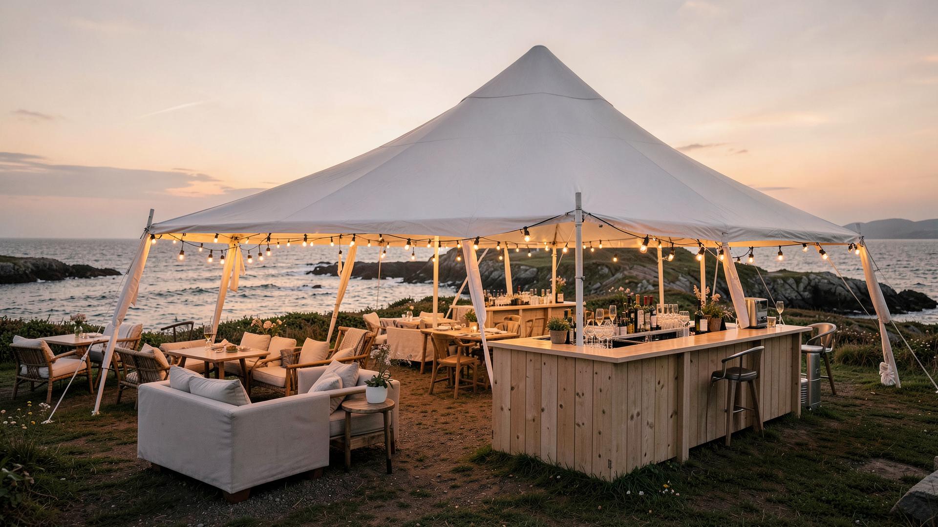 Komplett eventuppsättning vid havet med tält, lounge och bar